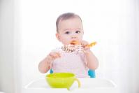 洞洞鞋、果凍鞋、發光鞋都別穿了,寶寶穿鞋有這6點小建議!